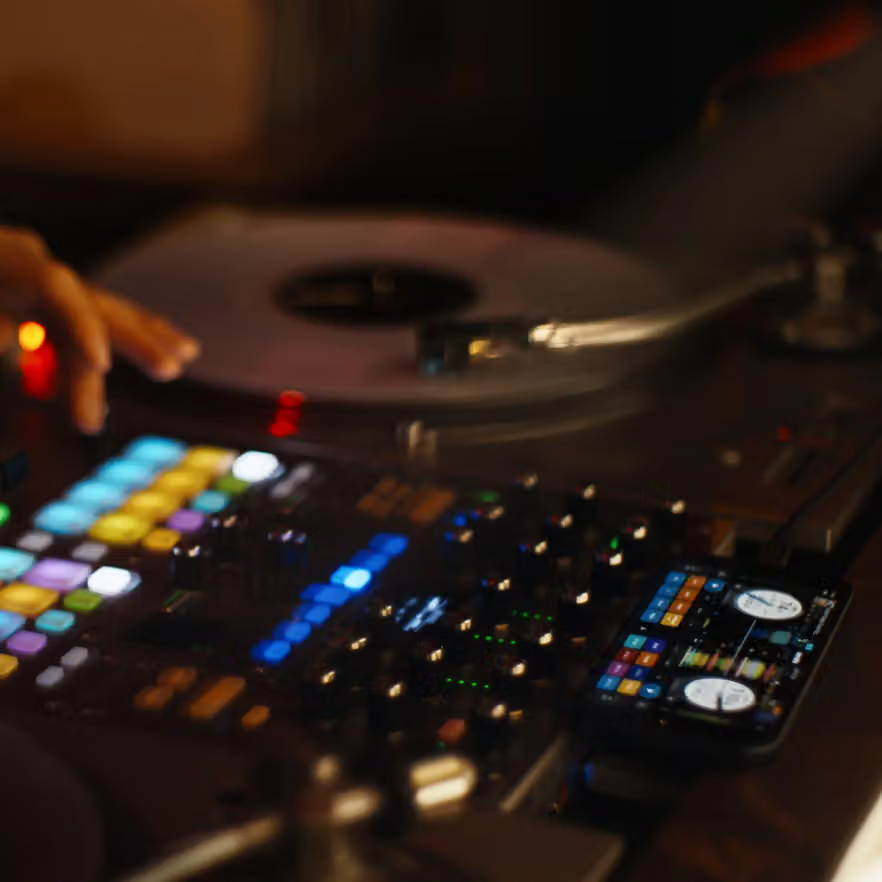 Manos en controlador con Serato DJ iOS